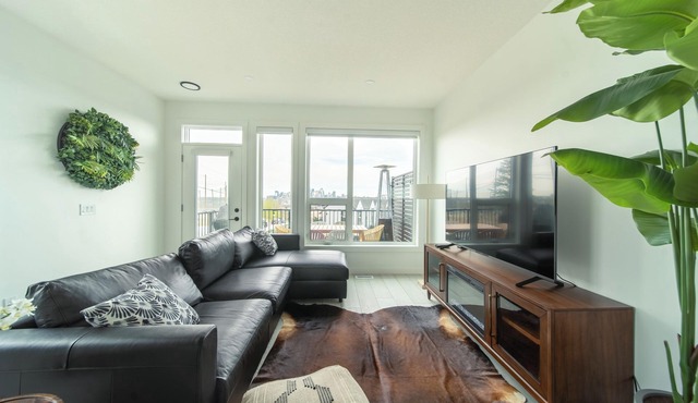 Luxury city skyline view new townhome right by golf course