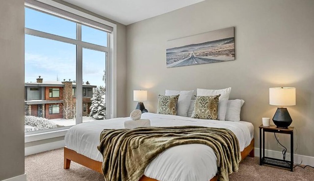 Luxury Cityscape Retreat with Hot Tub