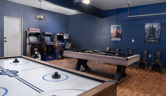 Luxury Clean 2,654 SF home Pool, Spa, Arcade Game Room and Home Theatre for 14!