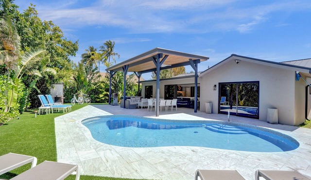 Luxury close to beach/heated pool and hot tub/pool table