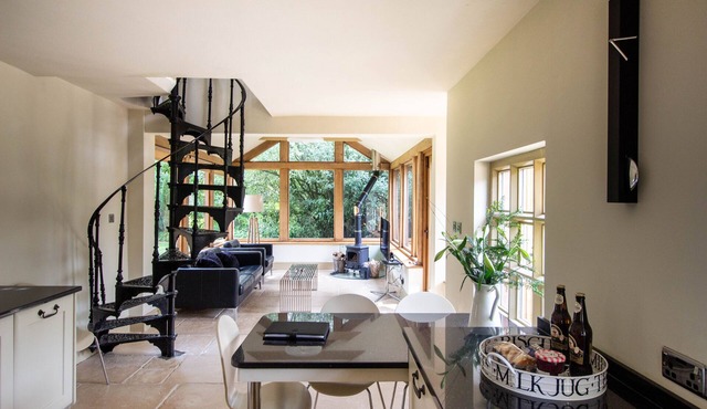 Luxury Coach House in beautiful rural village, scenic walks & 3 miles to Ledbury