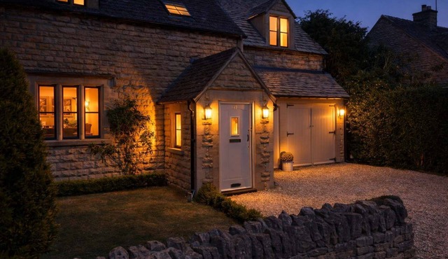 Luxury Coal Merchant’s Cotswold Cottage - EV & Gym