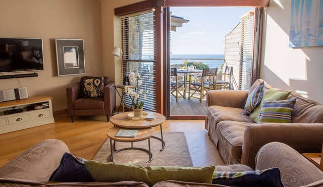 Luxury coastal cottage 20m from the beach. Fantastic sea views. Dog friendly.