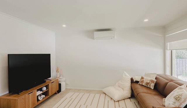 Luxury Coastal Home - Located in the CBD, close to train station and hospital