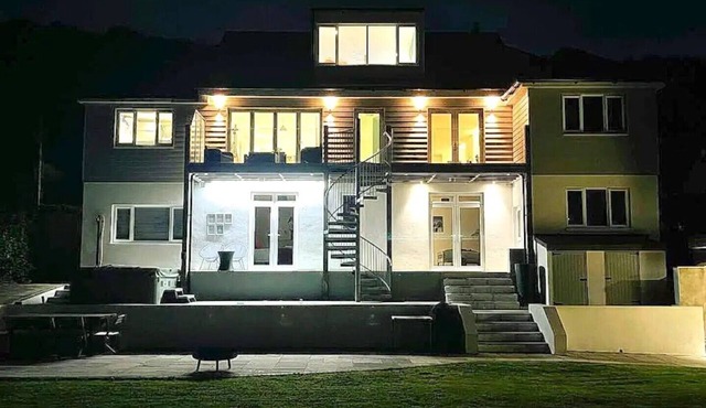 Luxury Coastal Home - Hot Tub, Home Cinema & More