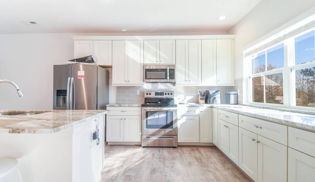 Luxury Coastal Norfolk Townhome, 5 minutes from beach, next to naval basen