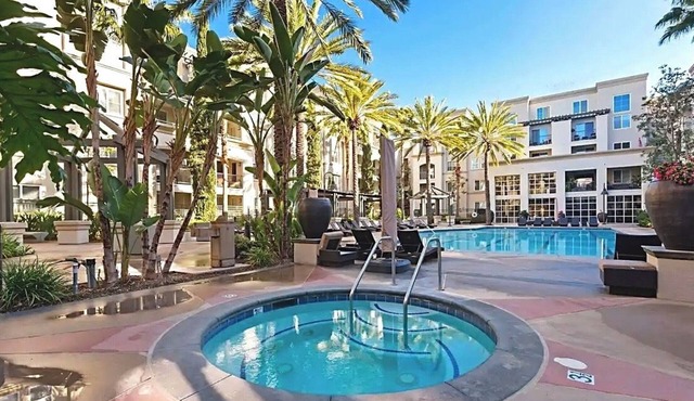 Luxury Coastal Retreat Walkable area, Pool, Mins to Newport Beach,Airport & more