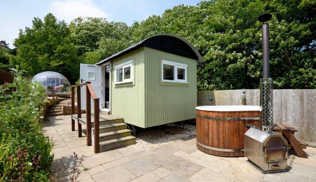 Luxury Coastal Shepherds Hut with hot tub, dining dome & a 5 Minute Walk to Pubs and Village