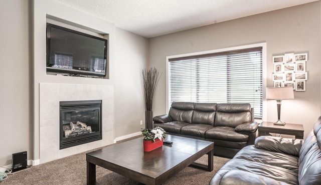 LUXURY & COMFORTABLE HOUSE IN NW. 6BR & 4.5BA. close to AIRPORT.SLEEP UP TO 12.