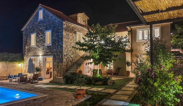 Luxury completely renovated stone house, swimming pool, 240m2 living space