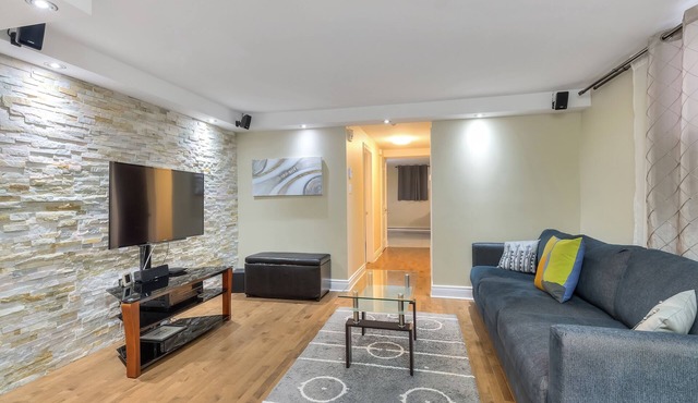 Luxury condo 1 bedroom & 1 sofabed , sleeps 4 & Hi-Speed WIFI