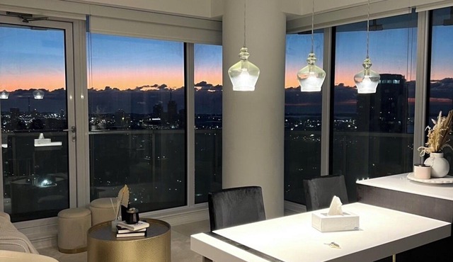 Luxury Condo, 1 Queen bed, City view