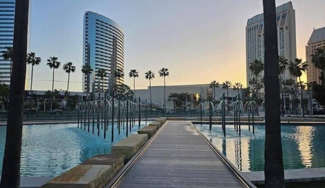Luxury Condo 2 BR+2 BA+parking free -Marina/Gaslamp - walk to Convention Center!