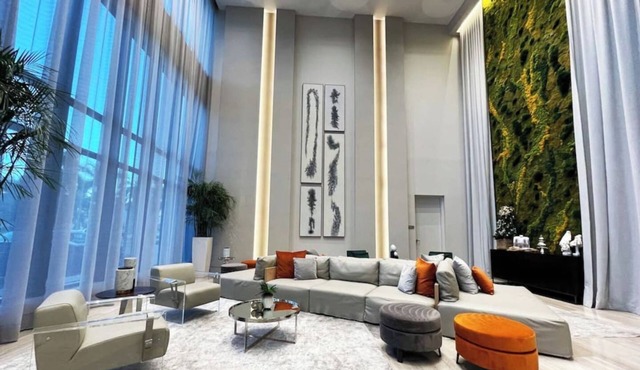 Luxury Condo - 2B/2B with Amazing Skyline View