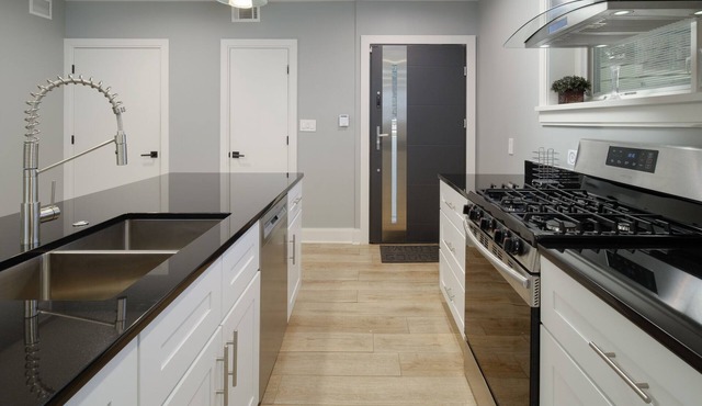 Luxury Condo 2br close to Metro & NIH Walter Rees/Sightseeing/Museums/Zoo/shops