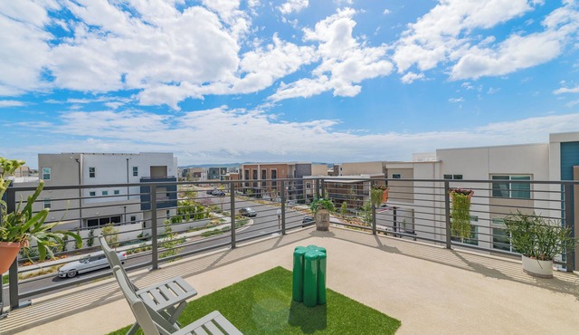 Luxury Condo 4 Bedrooms w/2 En-Suites WiFi,TV, Pool SPA in Irvine. Pet-Friendly!