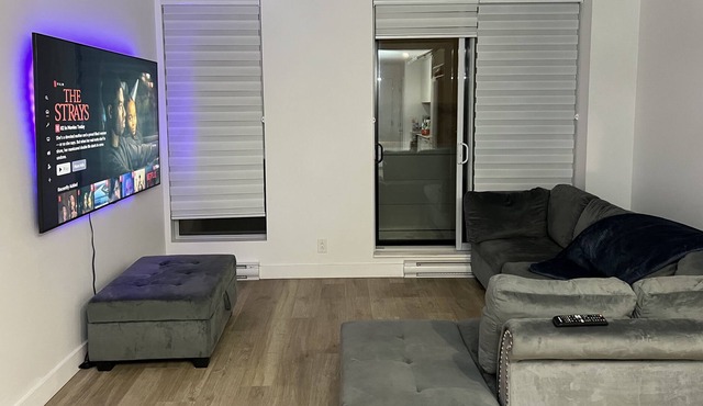 Luxury Condo 5 mins from Airport