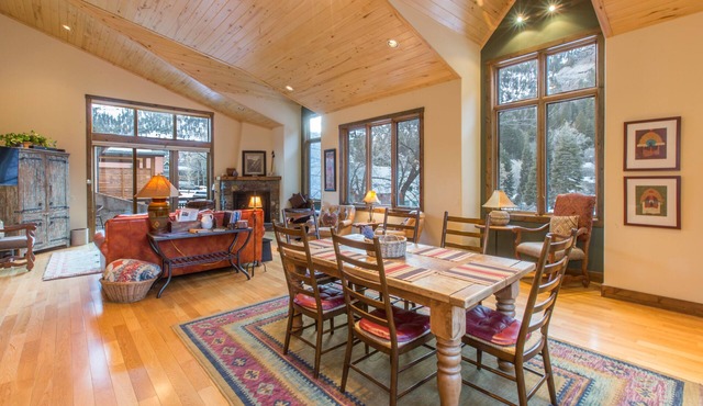Luxury Condo | Blocks to Downtown | Private Deck | 360 Views