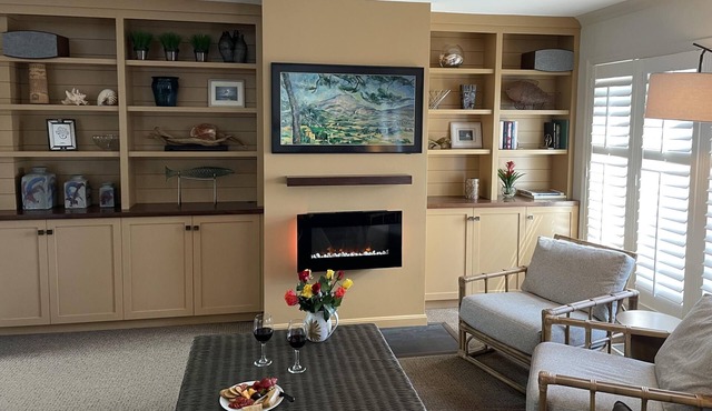 LUXURY CONDO. CLOSE TO BEACH!