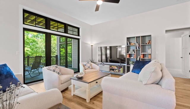 Luxury Condo-Dog Friendly near Egg Harbor & Indoor Pool, Gym, Hot tub