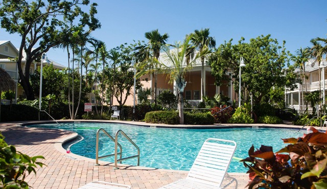 Luxury Condo-FREE PARKING,WIFI,BIKES,BIG POOL,WALK TO RESTAURANTS, BEACH CHAIRS