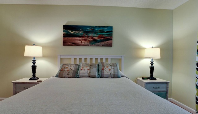 LUXURY CONDO, FREE WIFI, IMG 3 MINUTES, POOLS, TENNIS, ANNA MARIA BEACHES