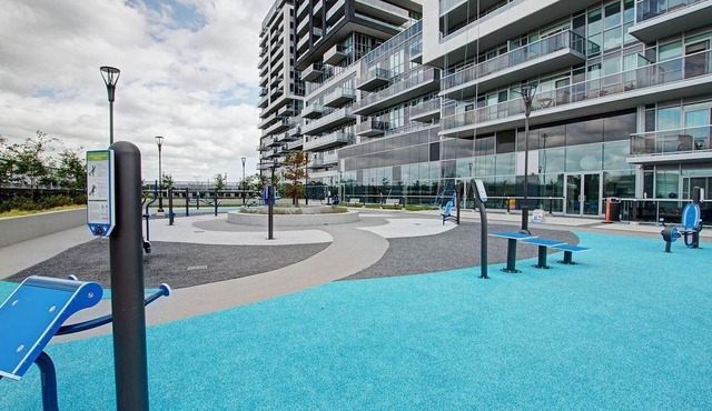 Luxury Condo- GO station, GYM, Pool, BBQs