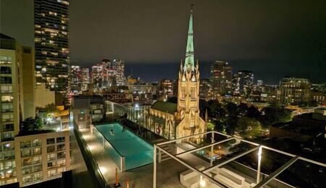 Luxury Condo Great Location + Gym + Pool + Sauna