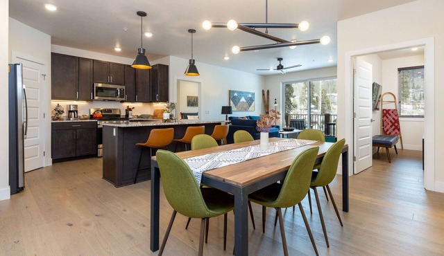 Luxury Condo, Hot Tub, Balcony, Shuttle to Ski Slopes