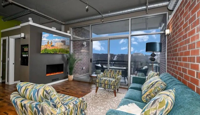 Luxury Condo in Akron Northside District. Level 2 EV Charging complimentary !