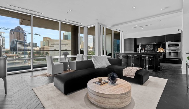 Luxury Condo in Dallas Victory Park, amazing downtown views, walk to AAC