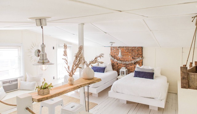 Luxury condo in vacation town of Mt Adams. Feels like your living in Europe!