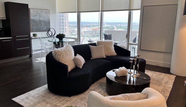 Luxury condo in Victory Park, walk to American Airlines, restaurants, shops