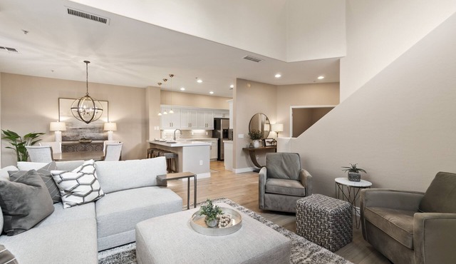 Luxury Condo Living in the Perfect North Scottdale Location w/Heated Pool & Spa