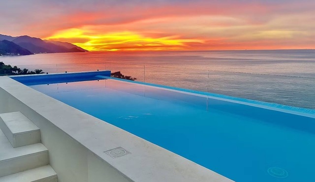 Luxury condo with Rooftop pool & Ocean views