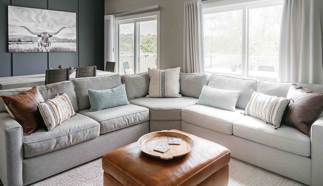 Luxury Condo on Guadalup River-5 Star Amenities-Walk to Gruene