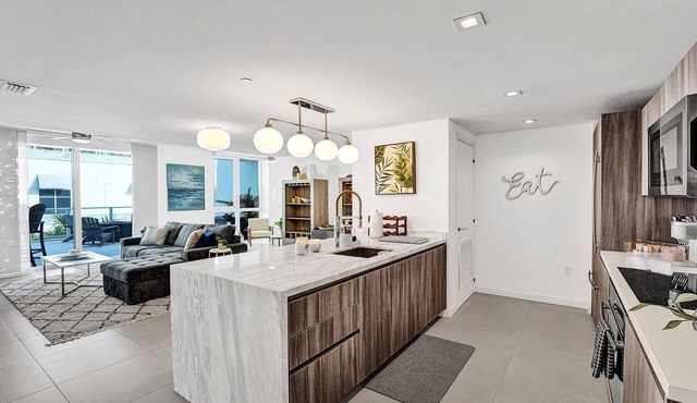 Luxury Condo On The Beach. Huge Private Balcony. 5-Star Amenities