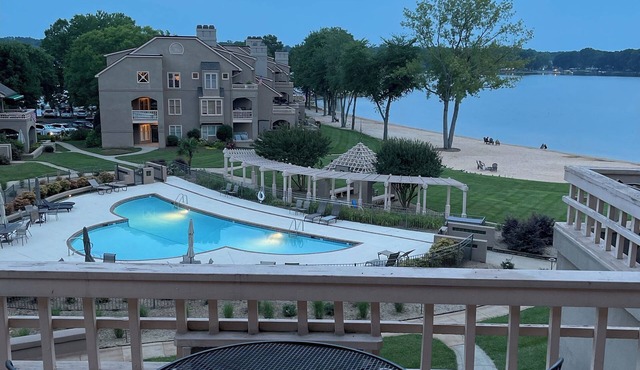 Luxury Condo Overlooking the Lake & Beach