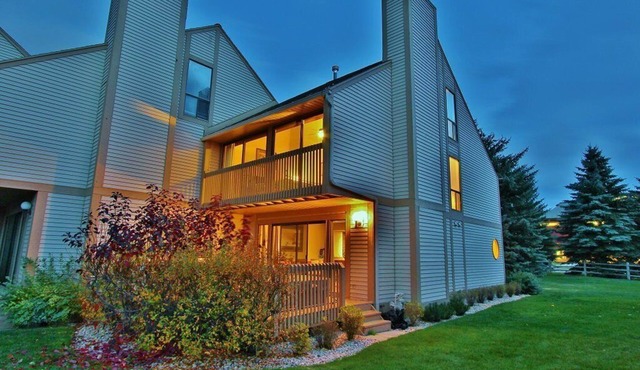 Luxury Condo, Private Hot Tub & Year-Round Recreation at Park City Racquet club Village