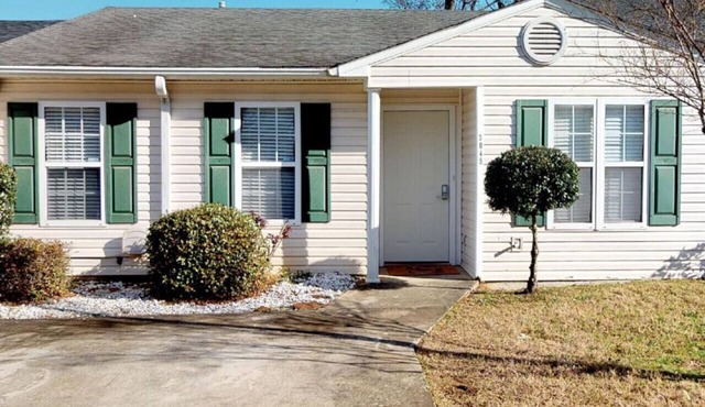 Luxury condo, sleeps 6, close to shopping and entertainment, SUPER safe area