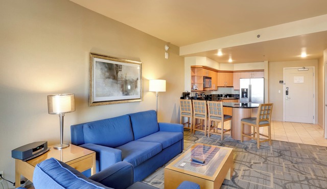 Luxury Condo Steps From Dining, Bars & Shows!