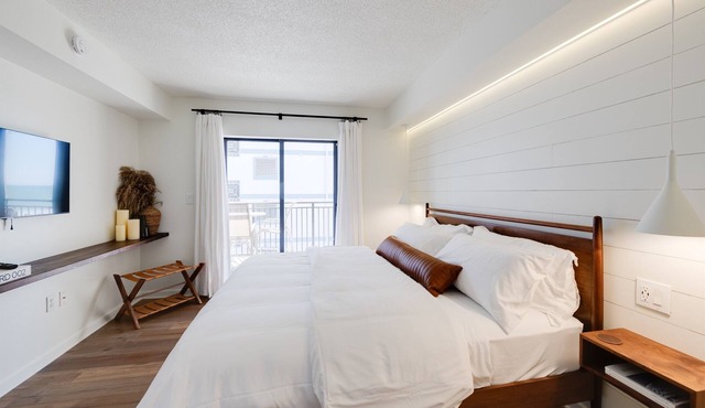 Luxury Condo "The Beach Is Your Backyard"