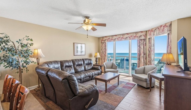 Luxury condo, across the street from the beach + Free Attraction Tickets!