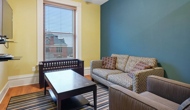 Luxury Condo: Harmonious Fusion of Practicality & Elegance close to Wheeling 302