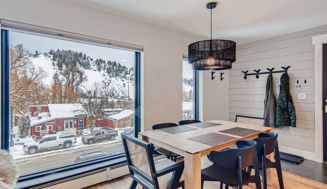 Luxury Condo within walking distance to all the restaurants, shopping and bars.