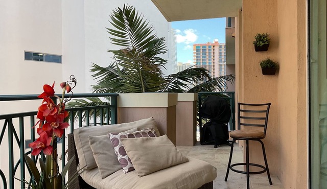 Luxury Condo Across from the Beach. STR-00342