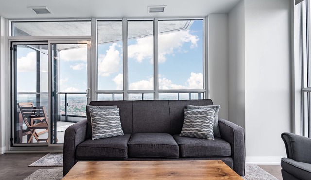 Luxury condo w breathtaking sunset views close to airport & downtown Mississauga