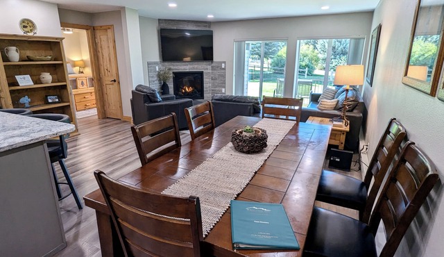Luxury Condo w/FREE WiFi, Parking, Heated Pool, Hot Tubs, Skier Shuttles