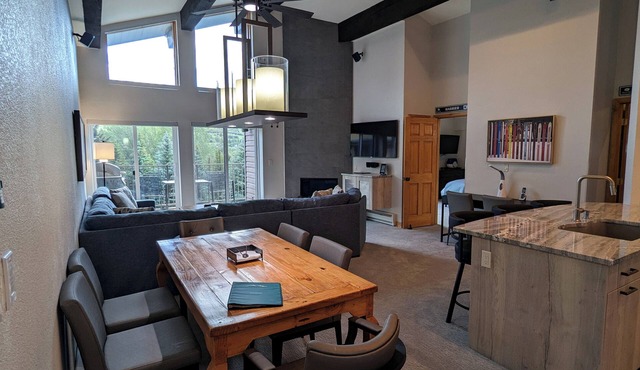 Luxury Condo w/FREE WiFi, Parking, Heated Pool, Hot Tubs, Skier Shuttle
