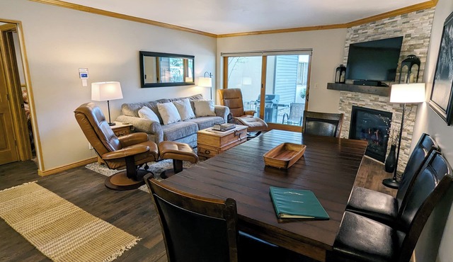 Luxury Condo w/FREE WiFi, Parking, Heated Pool, Hot Tubs, Skier Shuttles